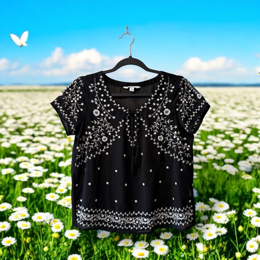 AEO Black & White Embroidered Short Sleeve Top